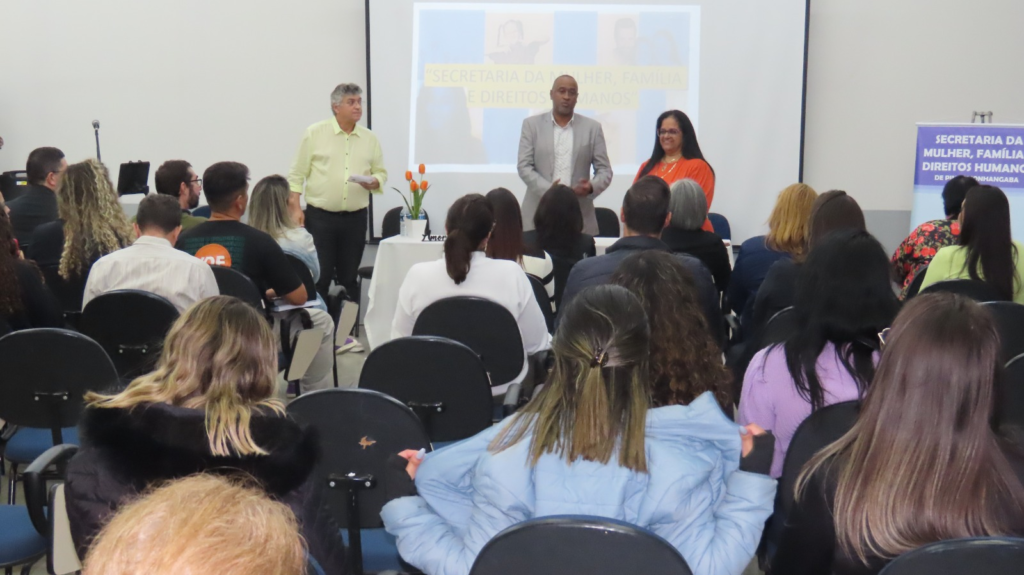 palestra sendo imagem com várias pessoas sentadas assistindo uma palestra.