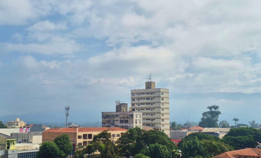 Frente fria muda o tempo em Pindamonhangaba com chuva e queda de temperatura até quarta-feira