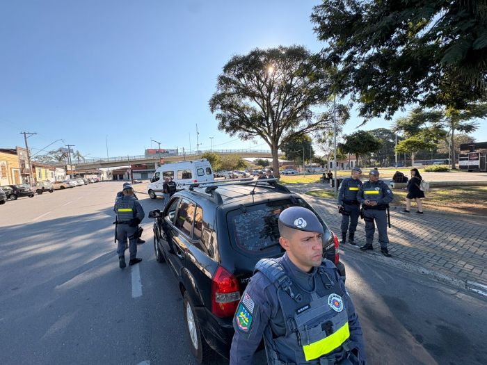 Reforço com 24 soldados amplia presença da PM em áreas centrais de Pindamonhangaba