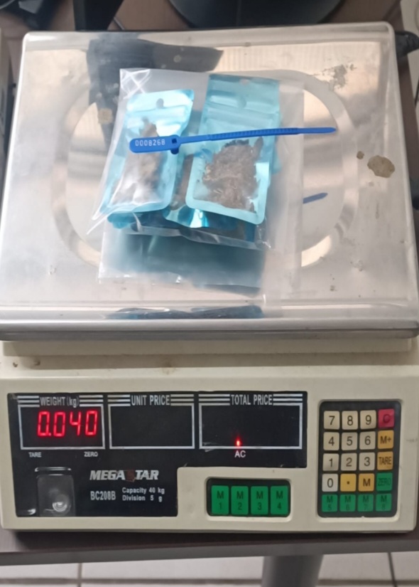 Mandado de prisão em Pindamonhangaba leva à apreensão de drogas e materiais do tráfico