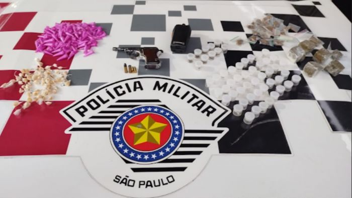 Polícia localiza drogas e armas em operação contra ponto de tráfico