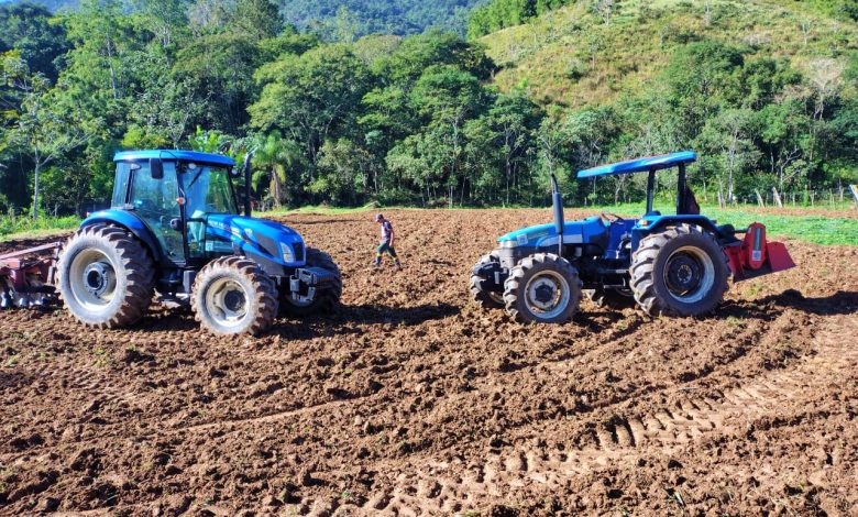 Pindamonhangaba oferece preparo gratuito de solo a pequenos produtores - PortalR3