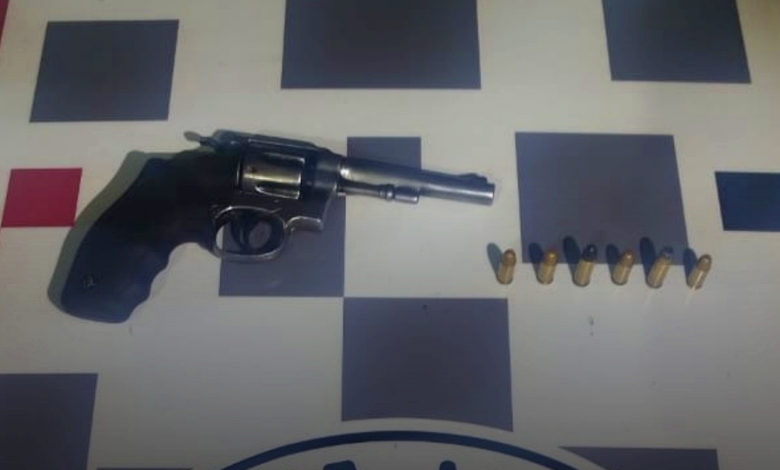 Pindamonhangaba: Força Tática prende suspeitos com arma ilegal na madrugada