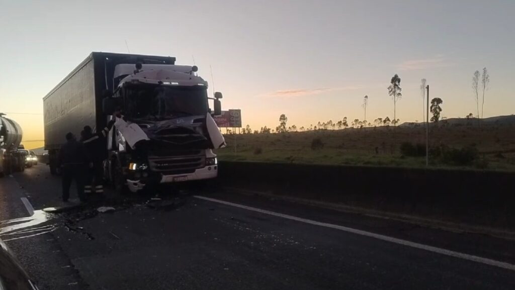 Engavetamento interrompe pista na Rodovia Dutra em Pindamonhangaba