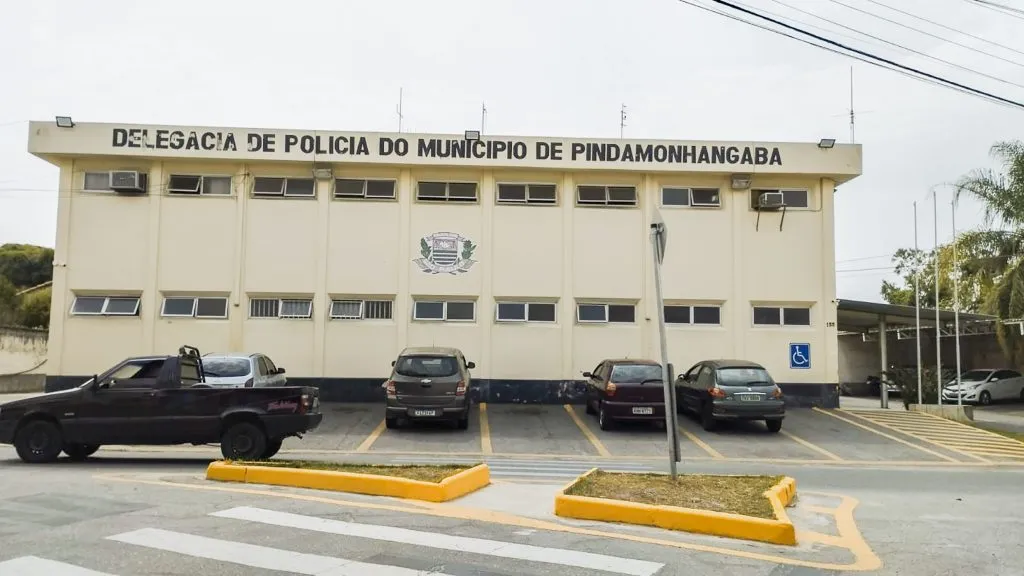 Baleado é encontrado morto perto de bicicleta no Carina