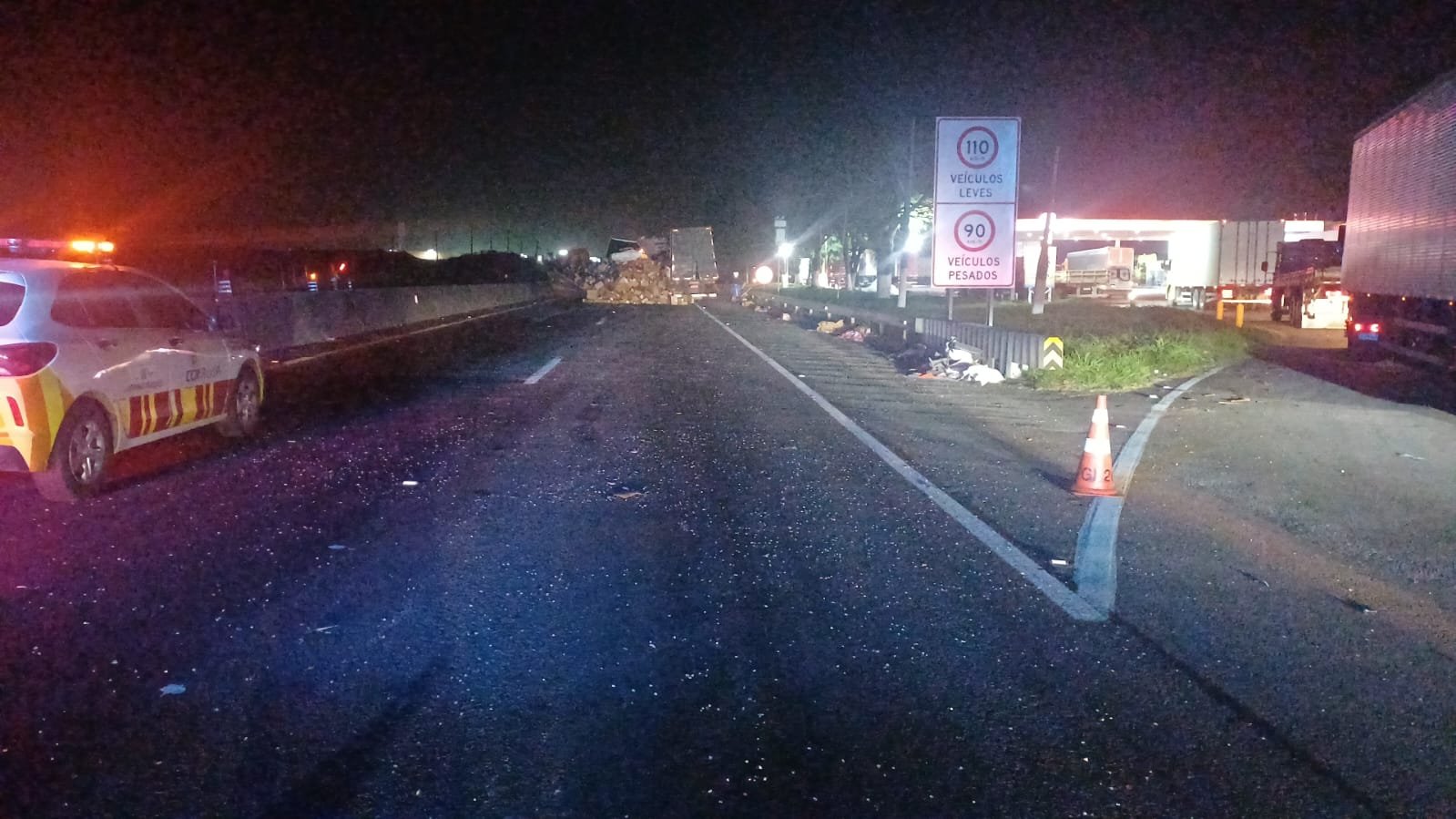 Acidente de caminhões na Dutra interrompe tráfego em Pindamonhangaba