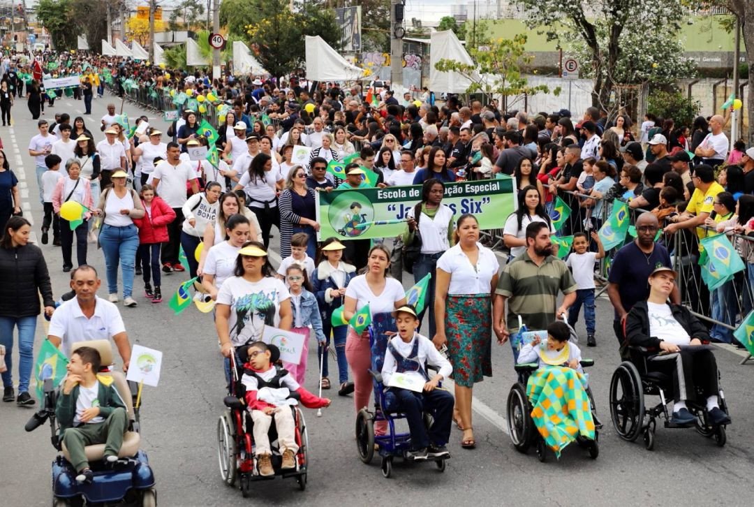 Desfile cívico celebra 7 de Setembro na Avenida Nove de Julho