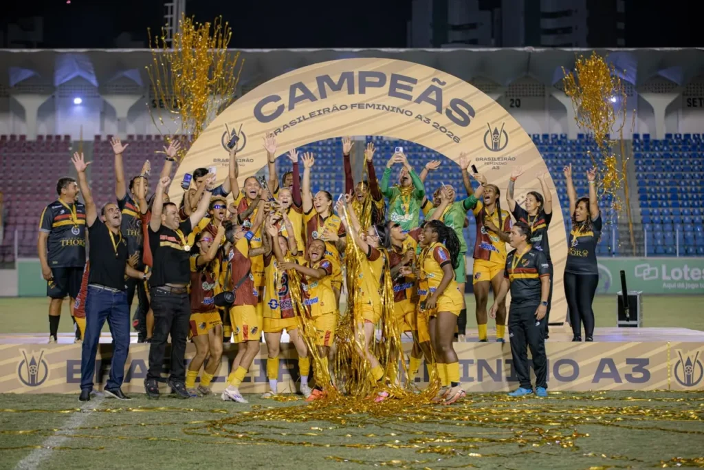 Prefeito Leandro Vilela recebe campeãs do Planalto-GO em Aparecida