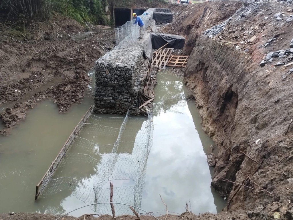 Obras de contenção avançam em áreas críticas do Convento Velho