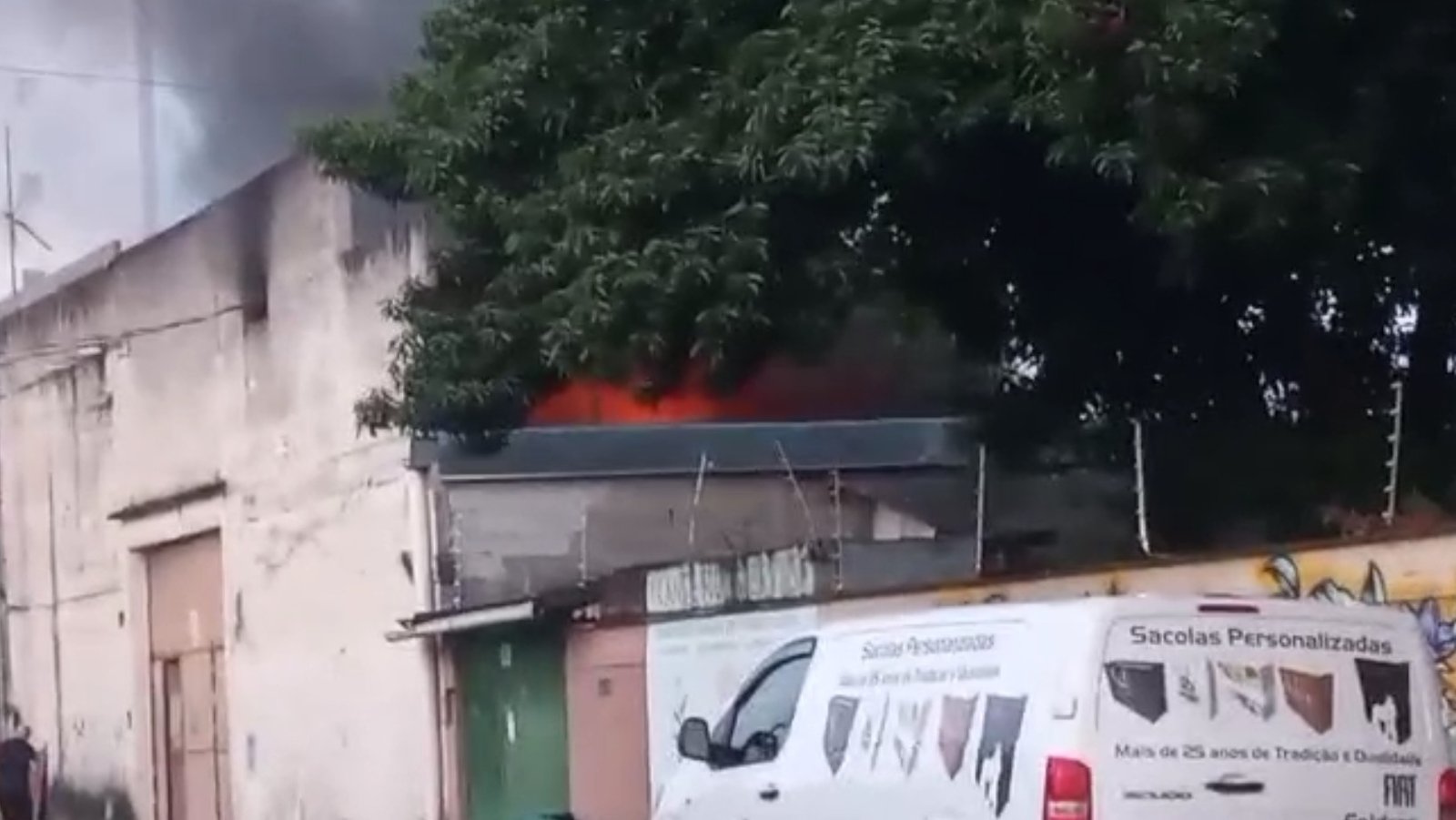 Incêndio mobiliza bombeiros em Jacareí após fábrica pegar fogo