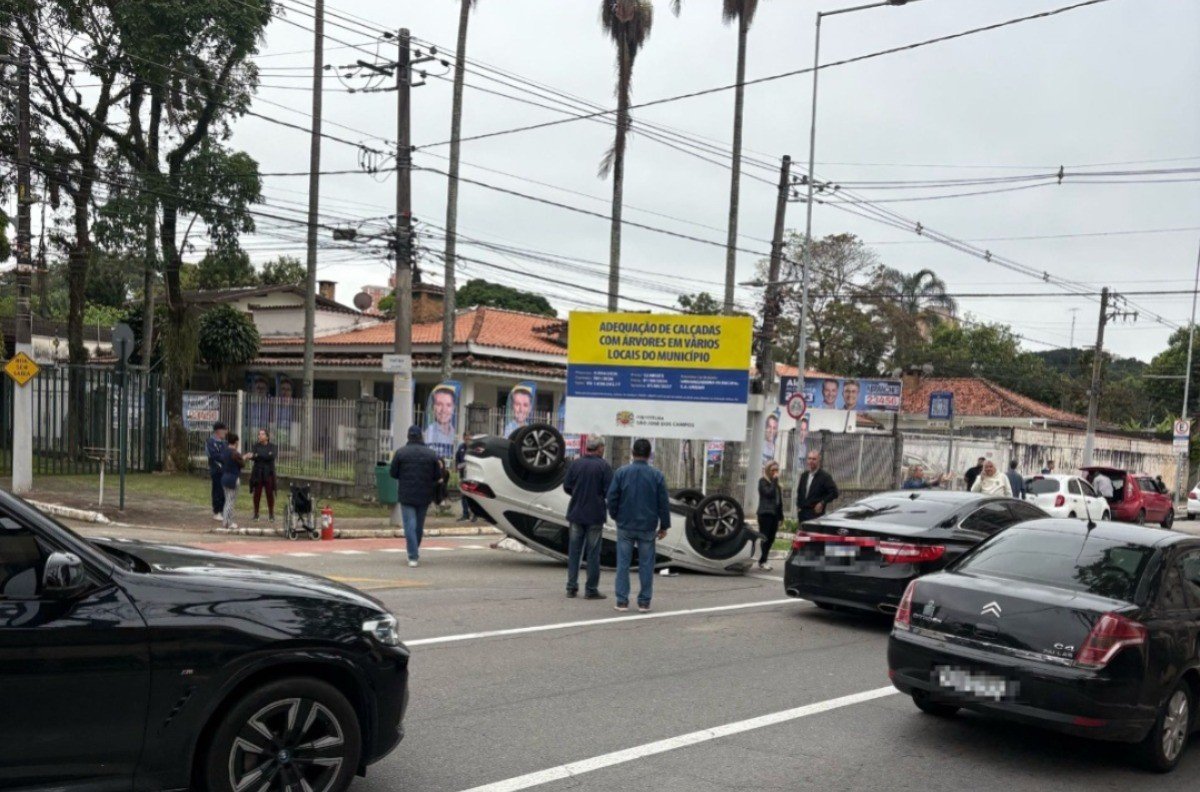 Acidente com carro capota na Avenida Nove de Julho