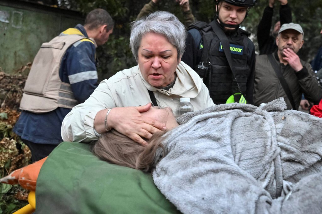 Ataques russos matam 12 pessoas na Ucrânia após acordo entre Trump e Putin