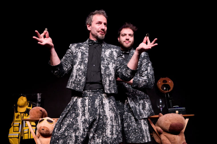 Sesc Taubaté apresenta 'Trapaça Honesta', espetáculo de mágica e teatro