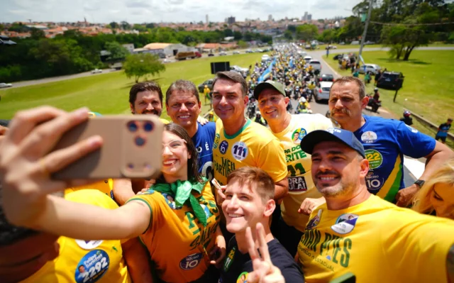 Política e Economia da Atenção: Flávio Bolsonaro debate transformações no cenário eleitoral