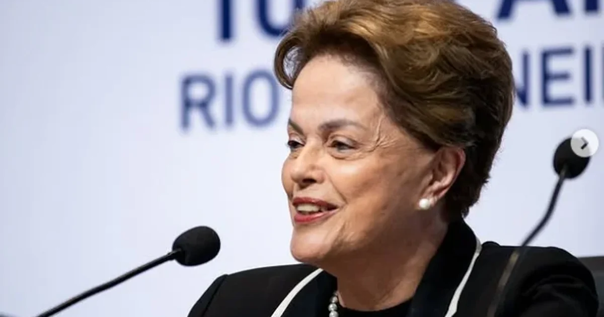 Ex-presidente Dilma Rousseff vota em Belo Horizonte com imagens religiosas
