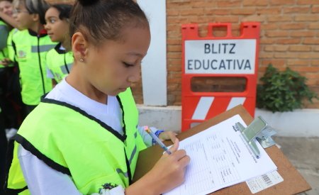 Estudantes do Programa Mirim Transitar participam de blitz educativa