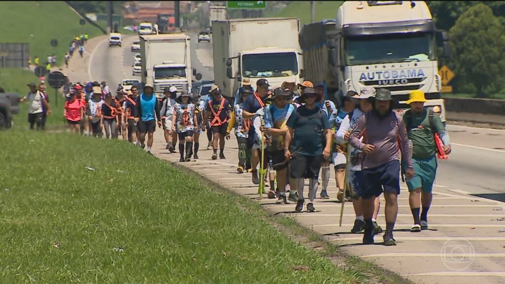 Peregrinos chegam em massa ao Santuário de Aparecida em SP