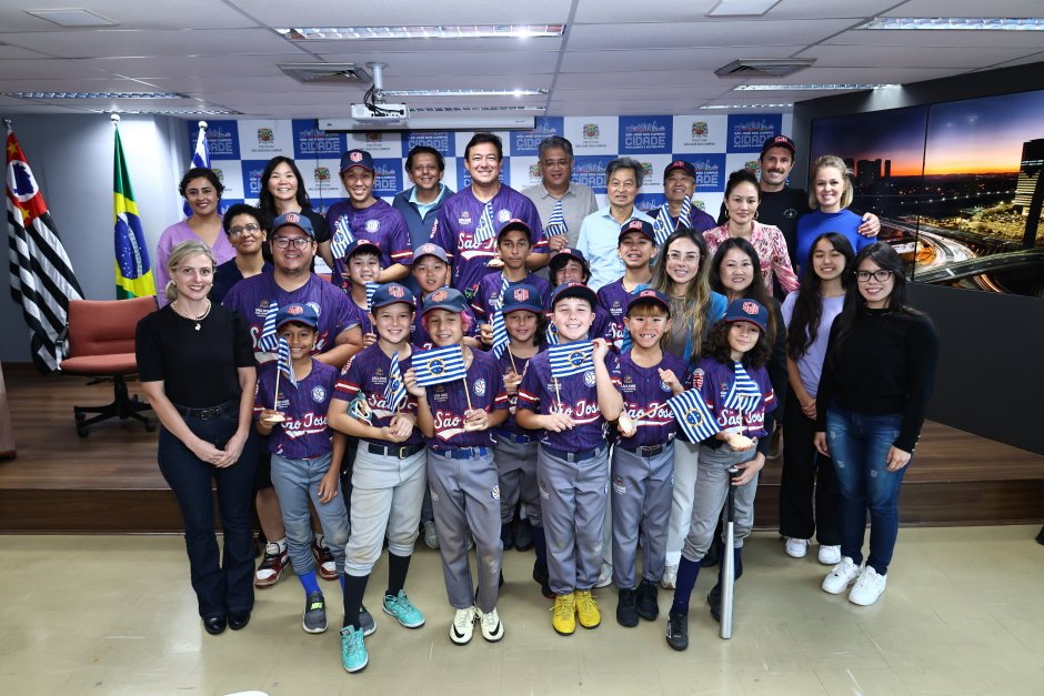 Atletas de Taekwondo e Beisebol Celebram Êxitos em Encontro no Paço Municipal