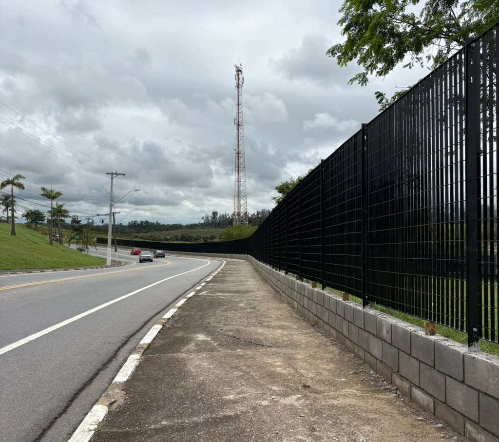 Prefeitura de Pindamonhangaba Revitaliza Entrada da Cidade com Instalação de Gradil