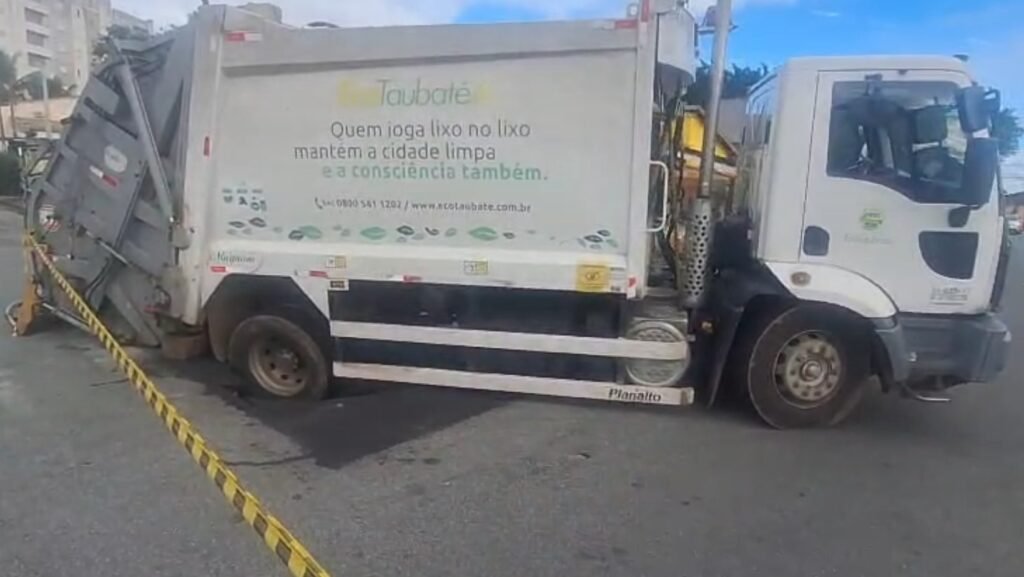 Caminhão de coleta de lixo fica preso em buraco na Vila Marli, Taubaté