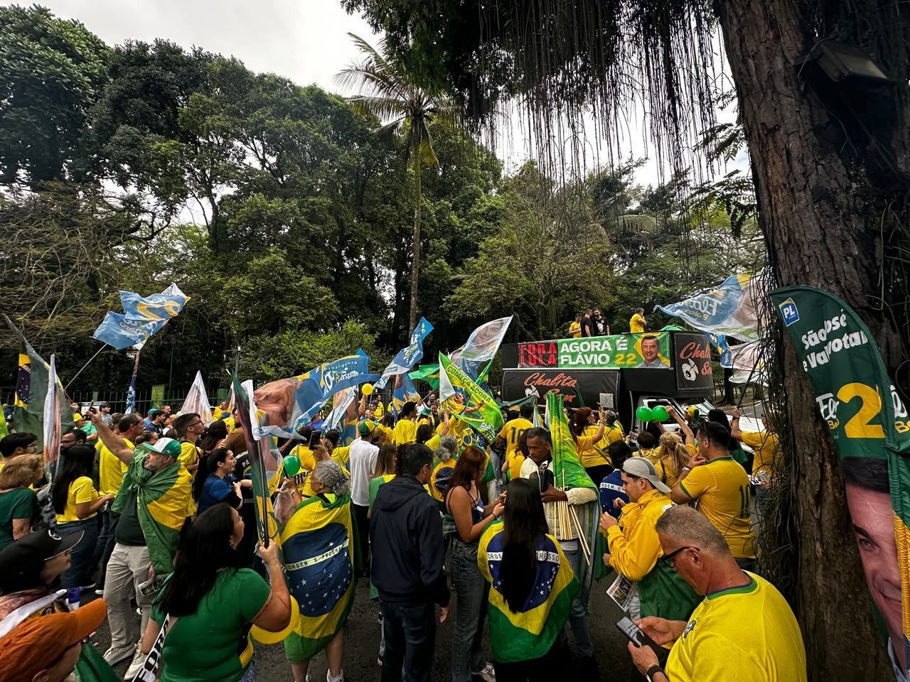 A uma semana das eleições, apoiadores se mobilizam em ato com Flávio Bolsonaro