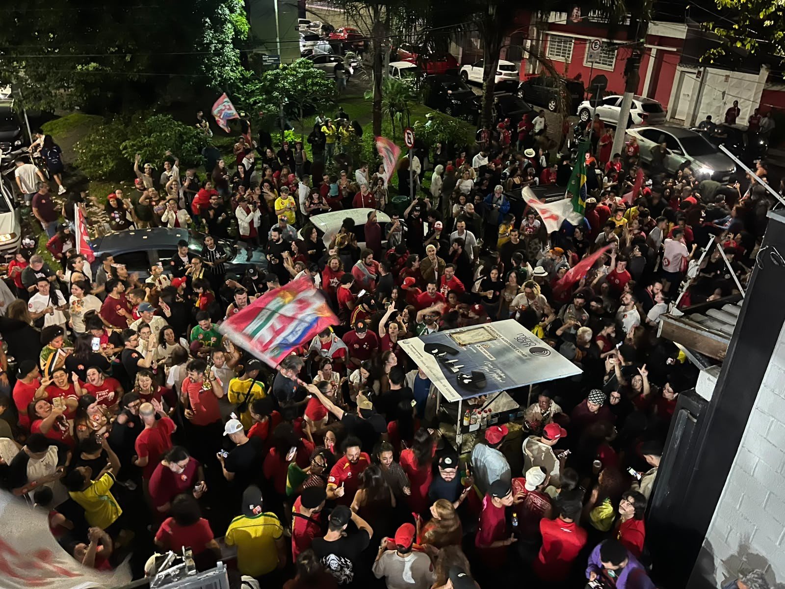 Apoiadores de Lula celebram reeleição no Vale do Paraibá